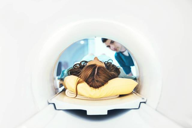 Patiente allongée dans un appareil d'IRM pelvienne pour un examen d'imagerie médicale