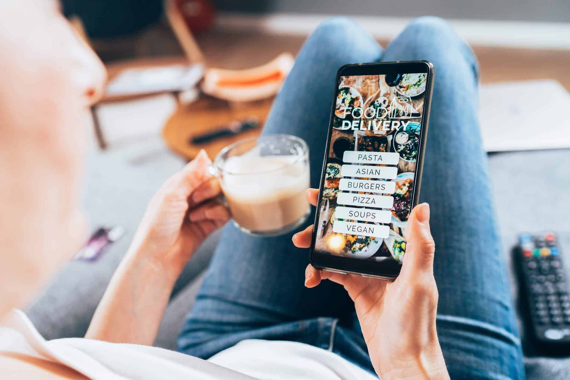 Personne consultant un menu de livraison de repas sur son téléphone.