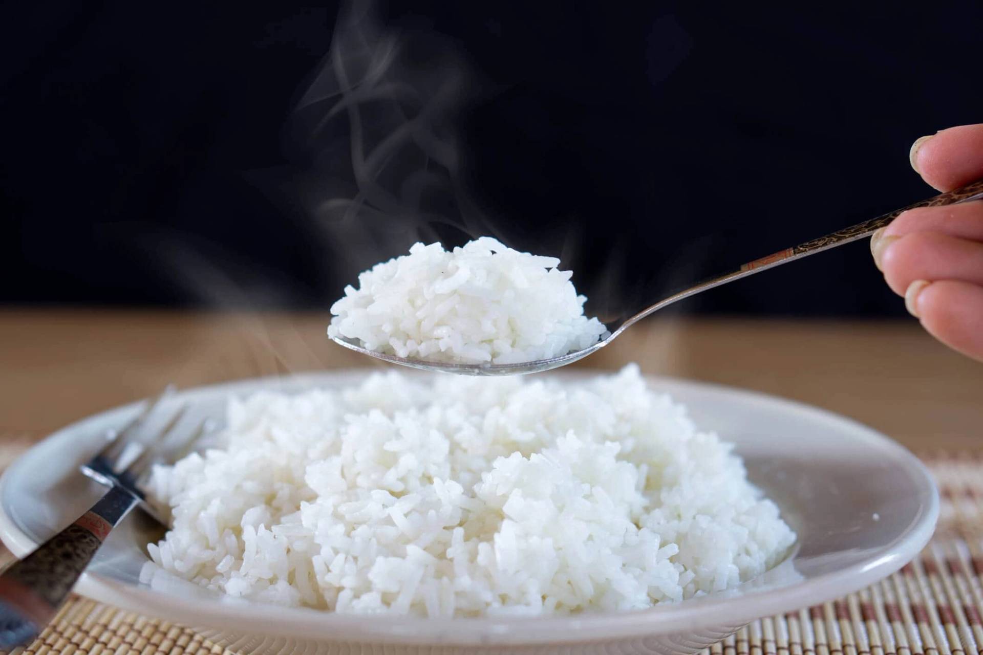 Assiette de riz blanc avec une cuillère.