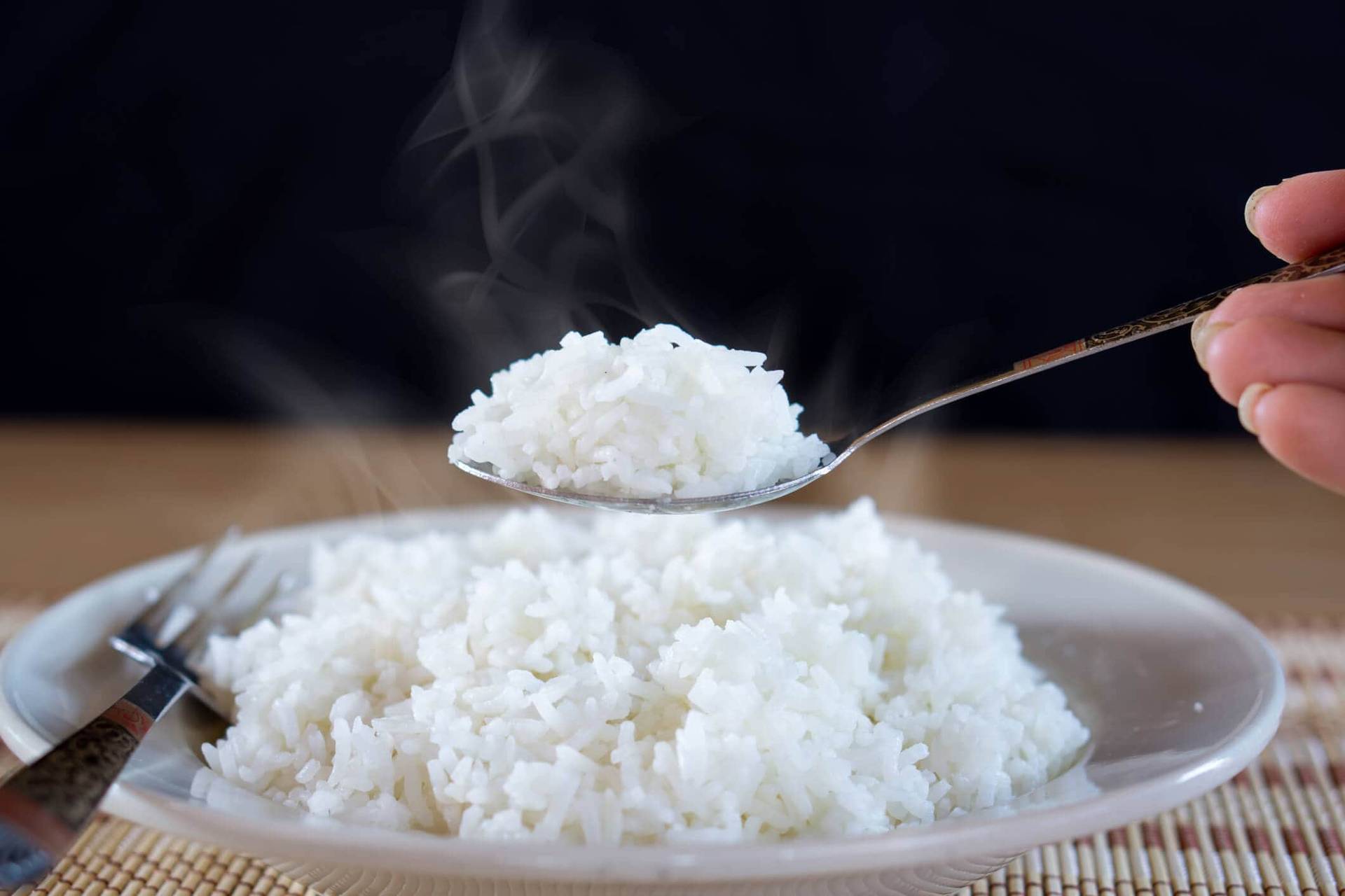 Assiette de riz blanc avec une cuillère.