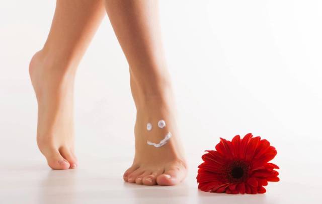 Pieds nus avec un sourire dessiné sur l’un d’eux.