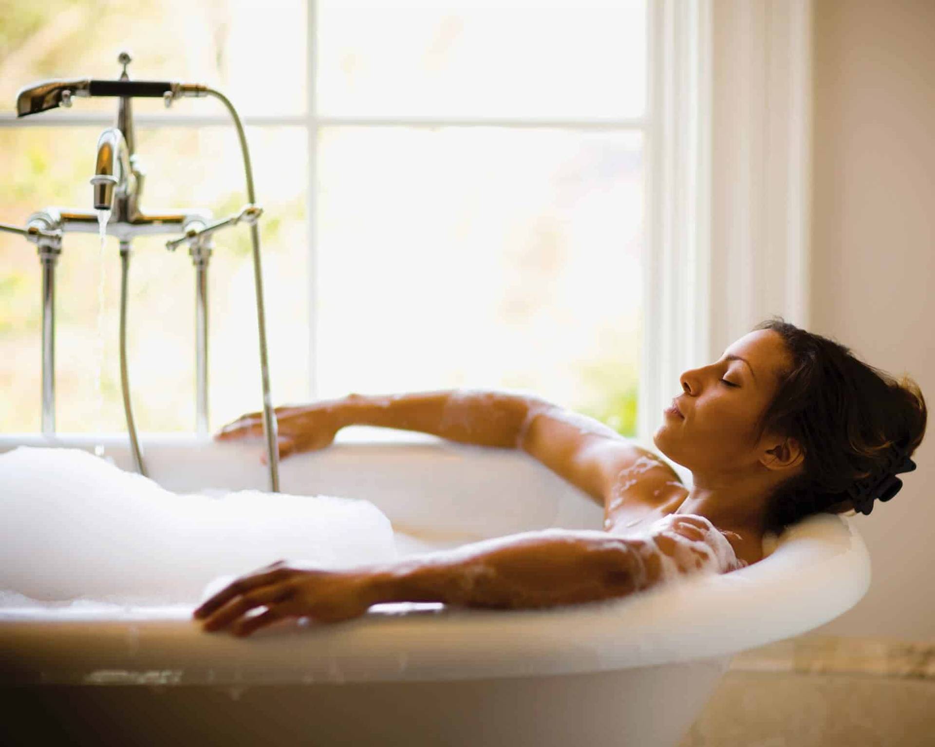 Femme allongée dans une baignoire.