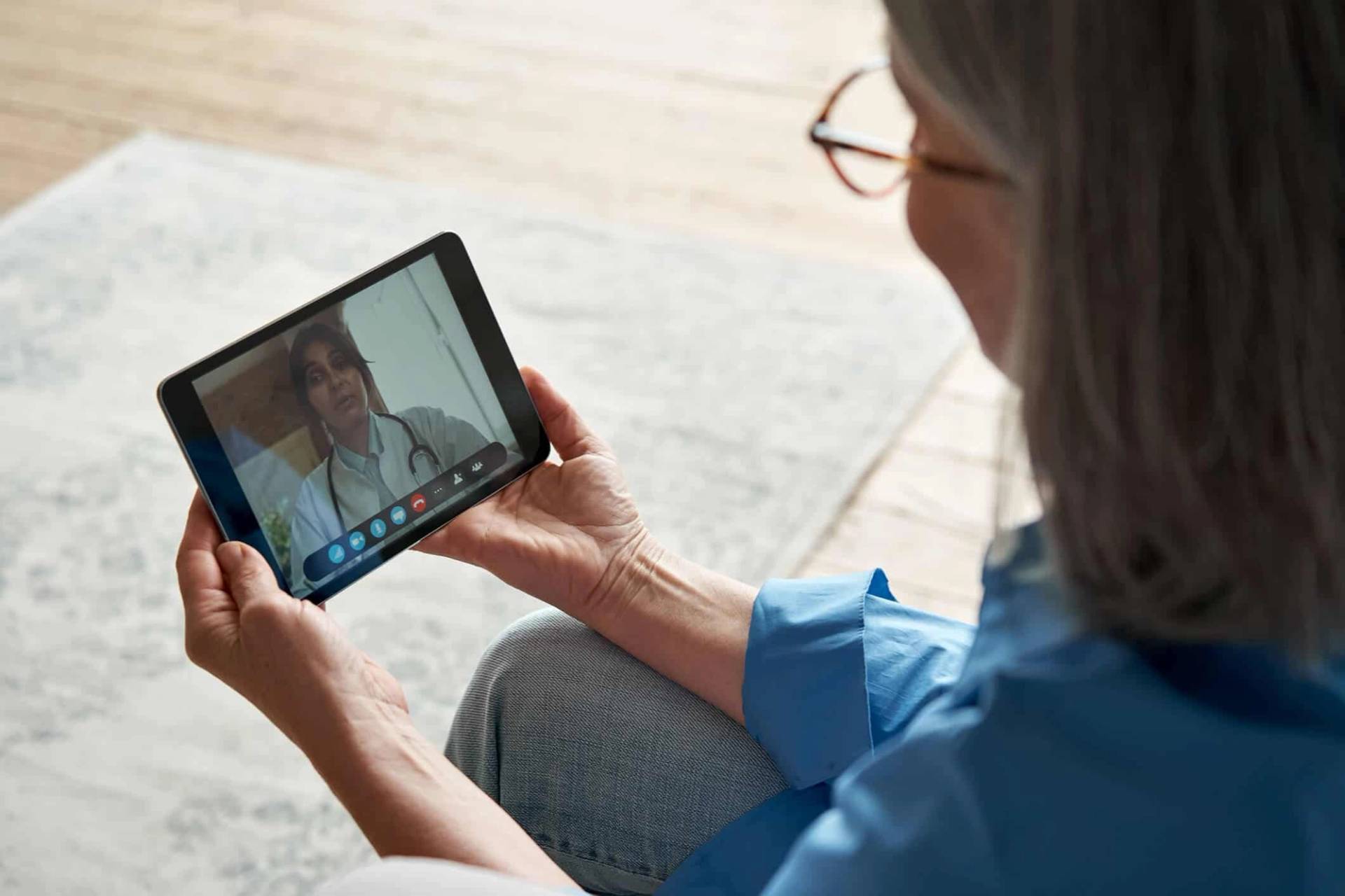 Personne échangeant en vidéo sur une tablette.