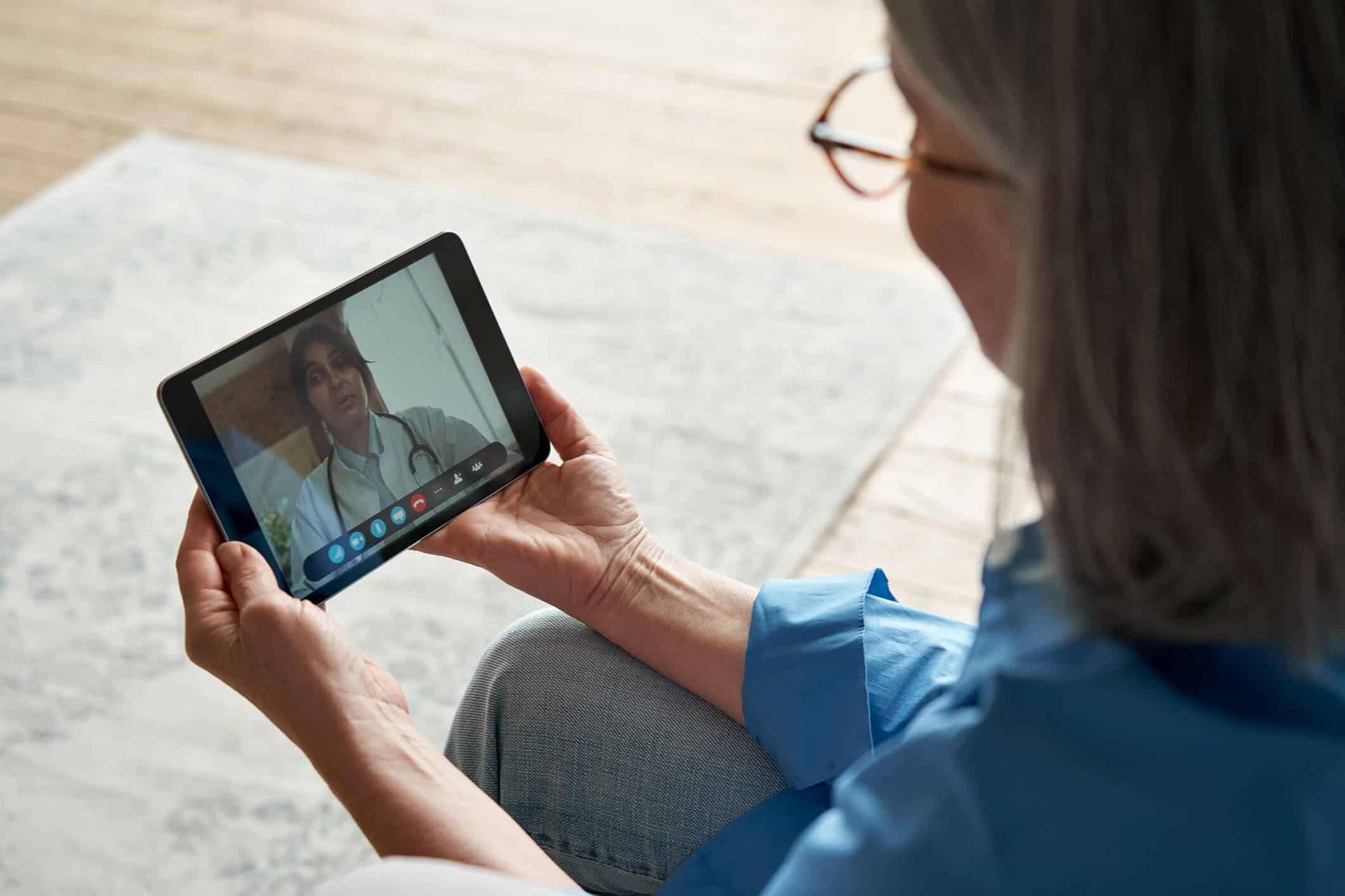 Personne échangeant en vidéo sur une tablette.