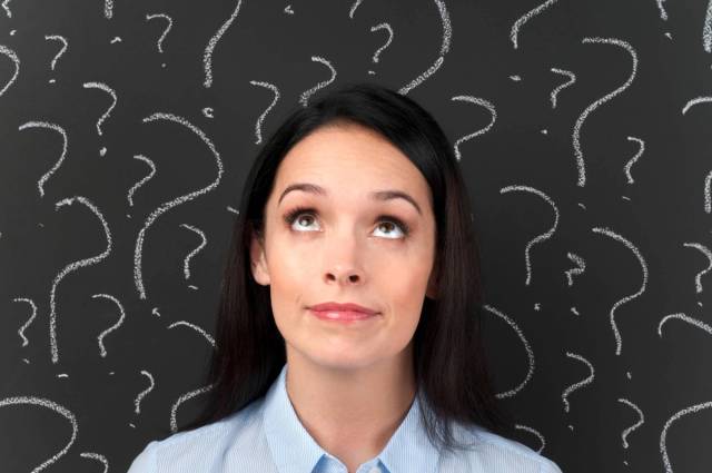 Femme se posant des questions