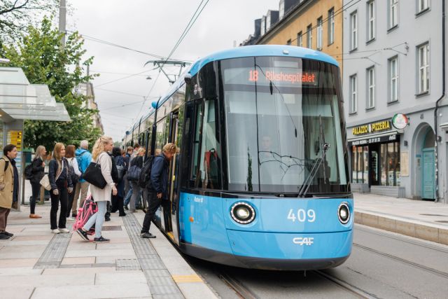 Mange mennesker går på trikken i Oslo
