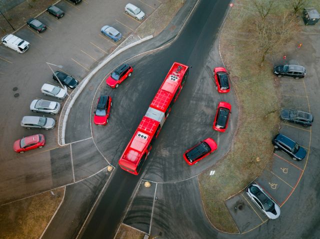 Buss som står parkert med Selvkjørende biler rundt.