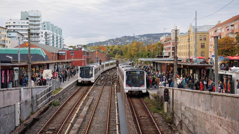 T-banen kjører inn på stasjon