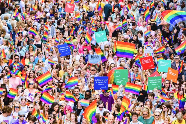 Mange mennesker i Oslo som feirer Pride
