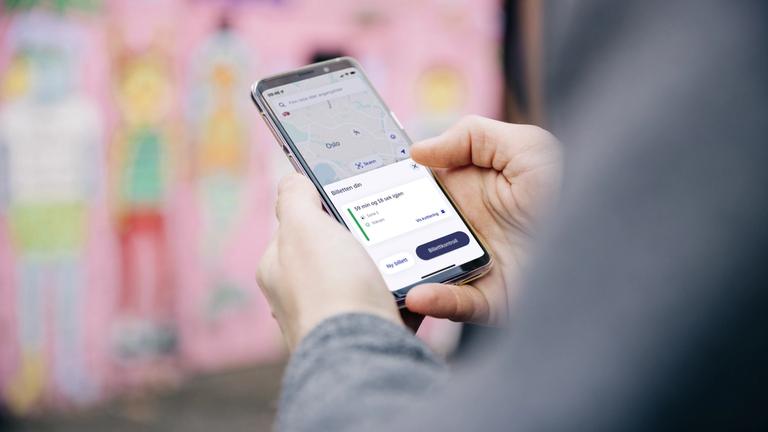 En person har billetten i ruter-appen