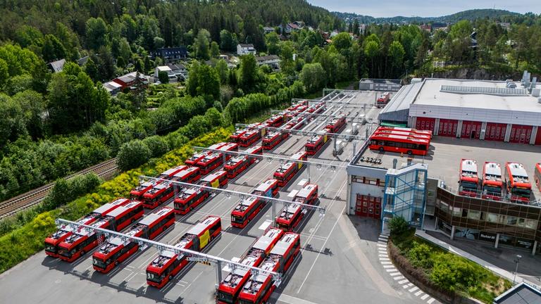 Flere parkerte busser på en parkeringsplass