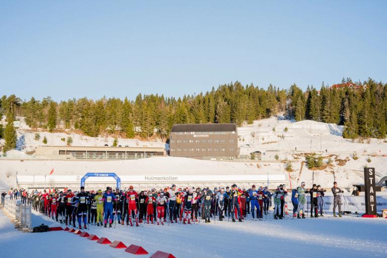 Bilde av skiløpere ved start av skirennet Holmenkollmarsjen