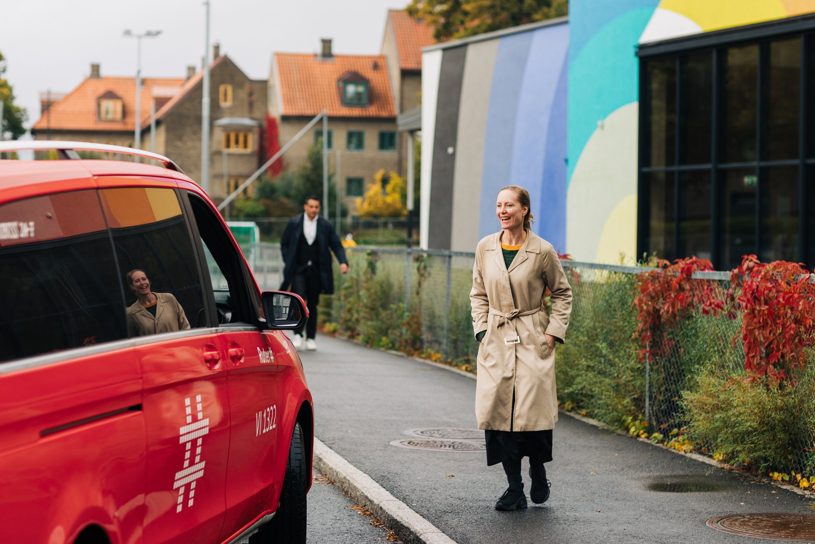 En ung kvinne på Hasle venter på at Hent skal plukke henne opp