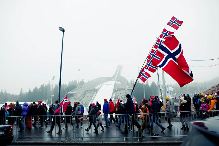 Bilde av norske flagg og skihopparenaen i Holmenkollen