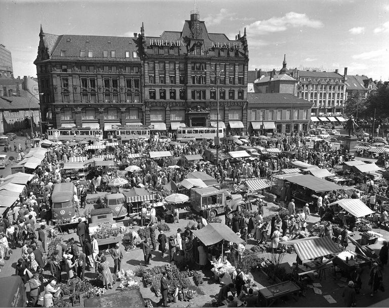 Historic photo of the marketplace at Stortorvet from 1962