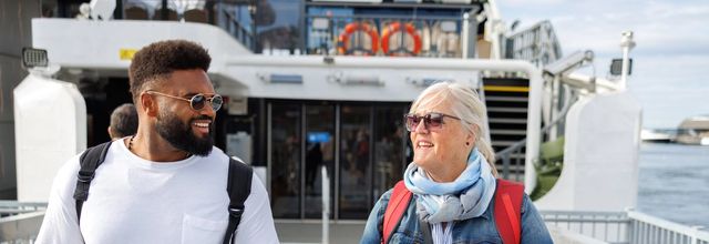 En båt ligger til kai ved Oslofjorden