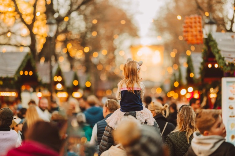 Bilde av mennesker på et julemarked