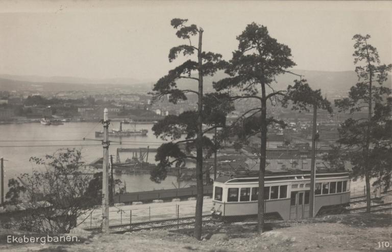 Black and white picture of a tram in Ekebergåsen