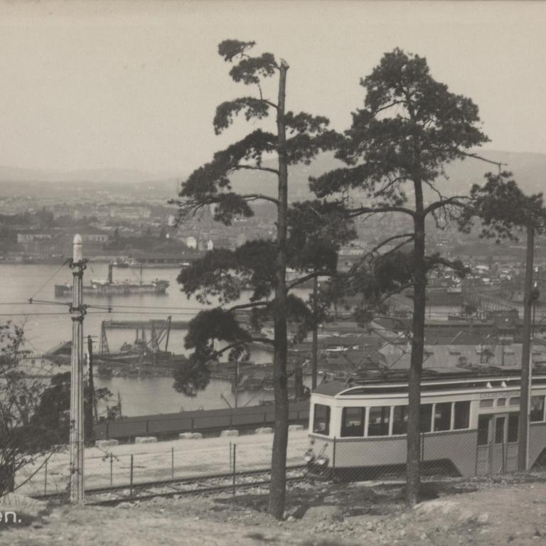 Sort/hvit bilde av en trikk i Ekebergåsen