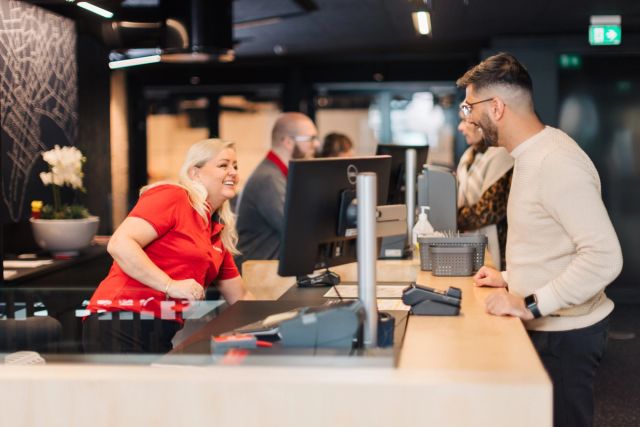 To ansatte i resepsjonen på Ruter S