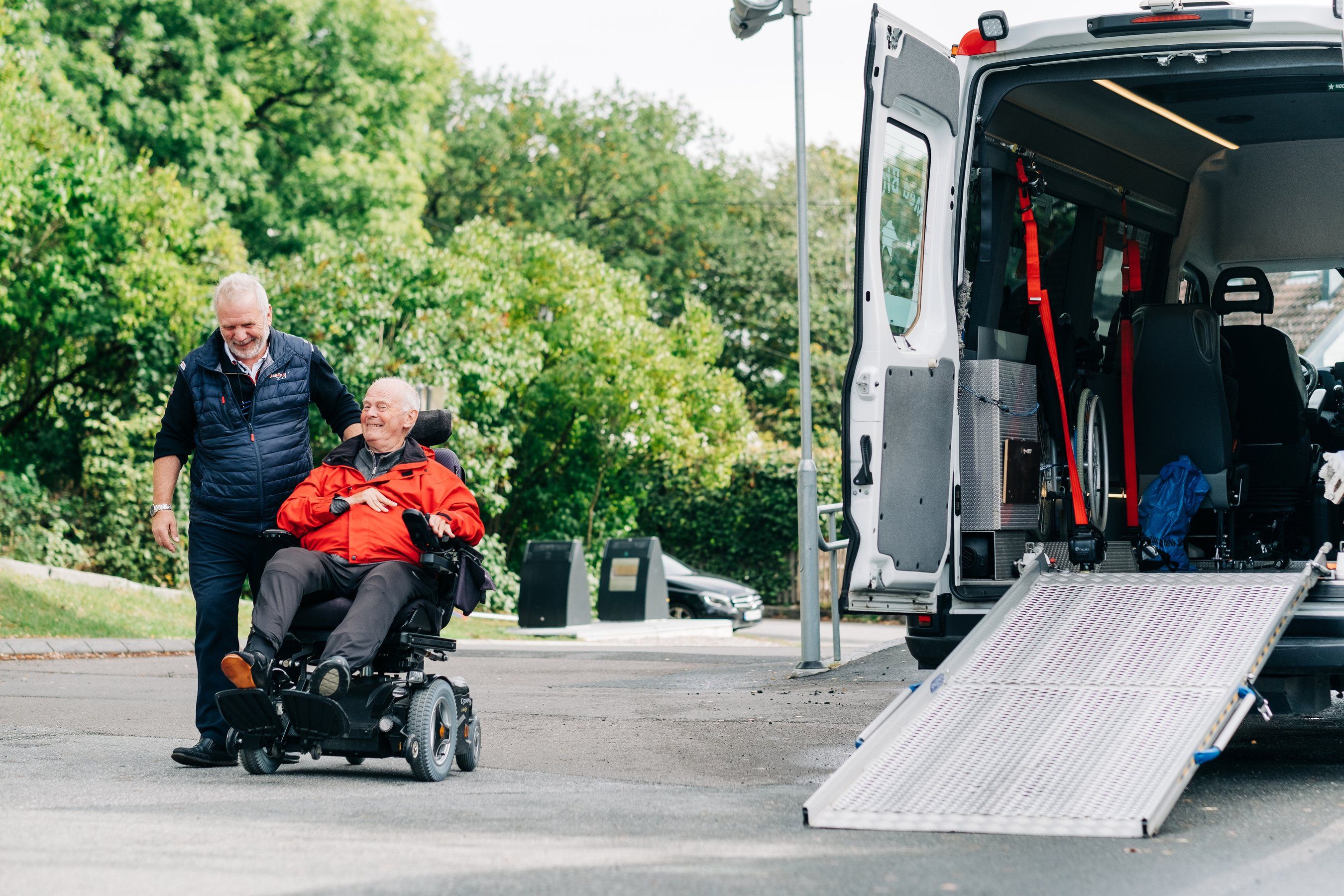 Mann i rullestol får hjelp til å reise med tilrettelagt transport