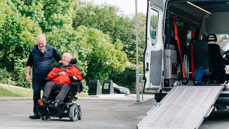 Mann i rullestol får hjelp til å reise med tilrettelagt transport