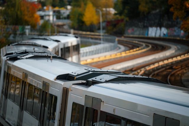 Nærbilde av T-banevogner som kjører i sporet