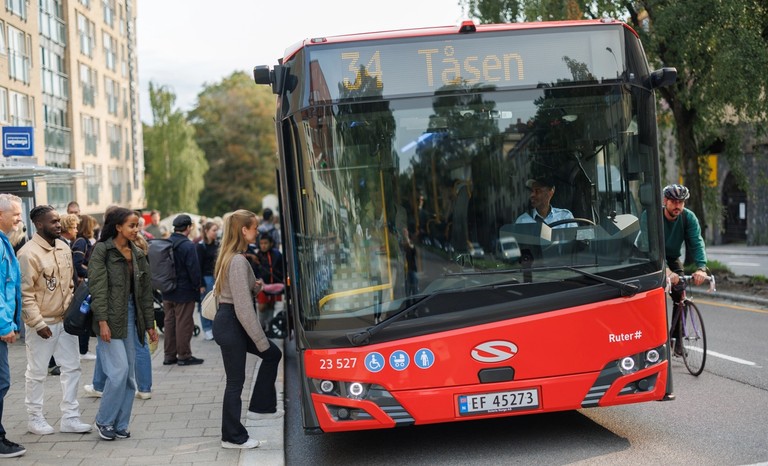 Buss ved holdeplass