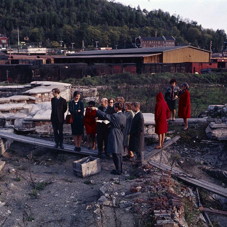 Historisk bilde fra Mariakirkens ruin i 1966