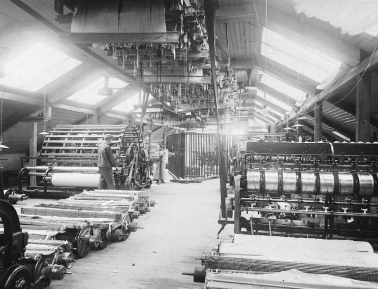 Sort/hvitt bilde inni i en tekstilfabrikk