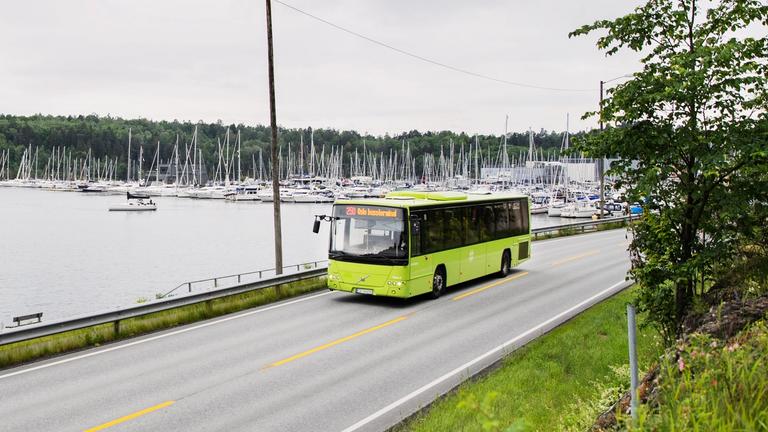 Regionbuss ute og kjører på landeveien