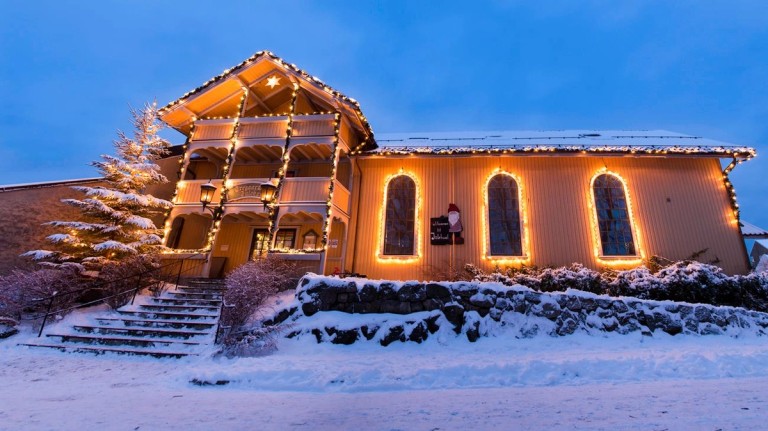 Bilde av et hus med julelys