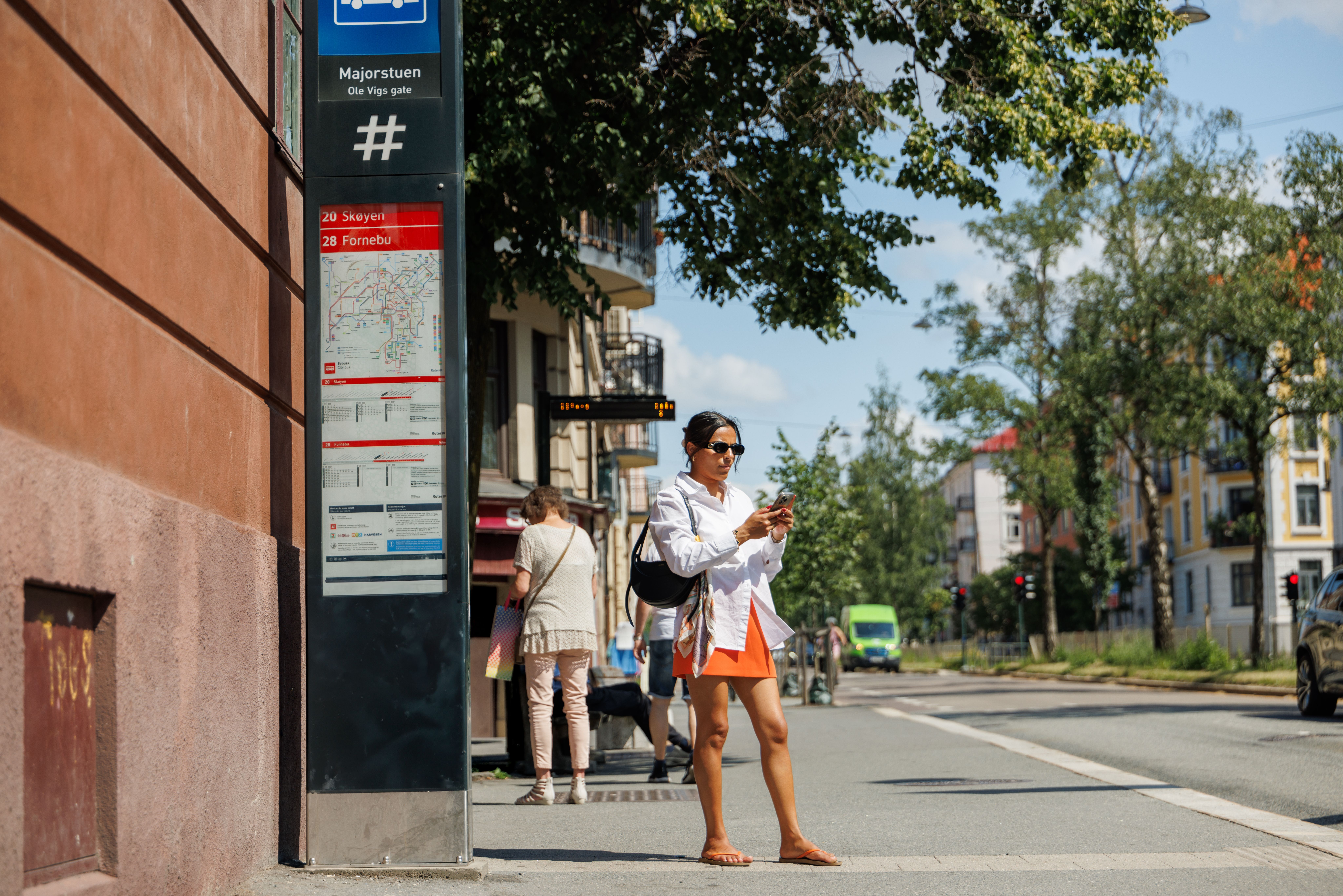 kvinne venter på bussen