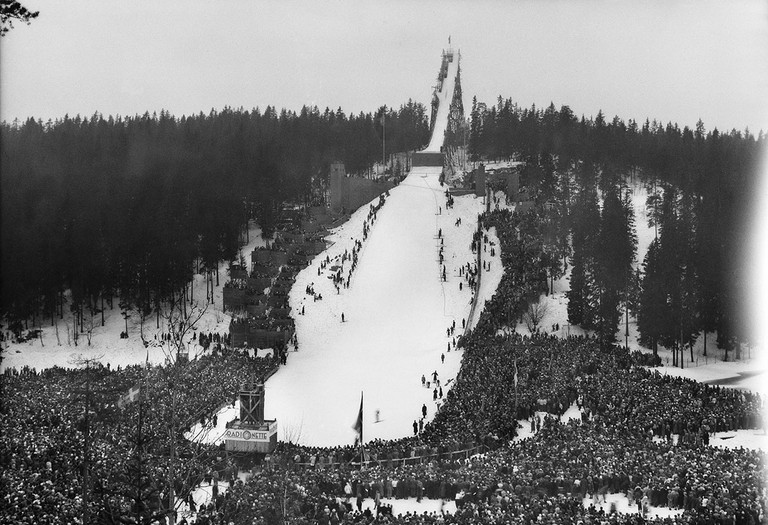 Historisk bilde av Holmenkollbakken i 1939