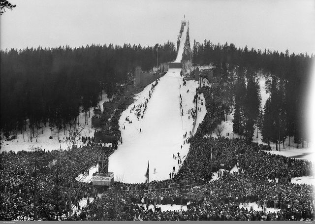 Historisk bilde av Holmenkollbakken i 1939