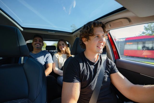 Tre mennesker kjører sammen til jobben