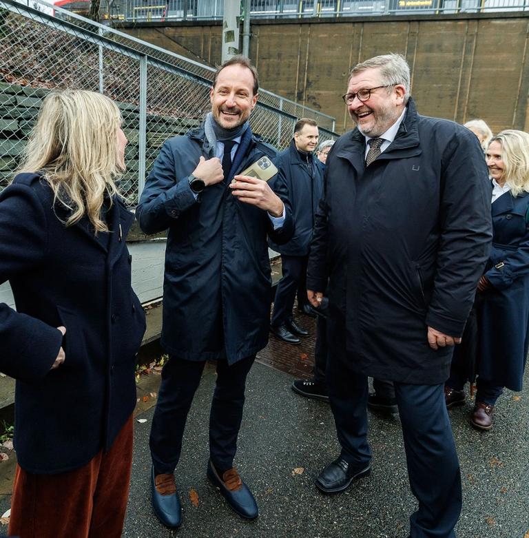 Kronprins Haakon venter på T-banen