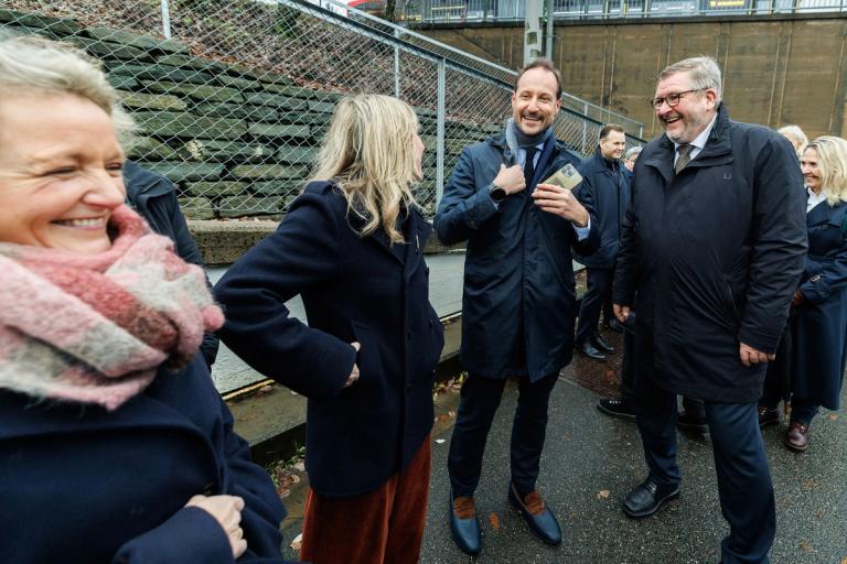 The Crownprince Haakon is waiting on the metro