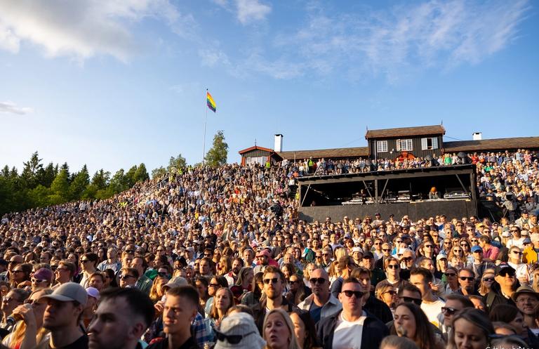 Bilde av mange mennesker på et arrangement på Grefsenkollen i Oslo