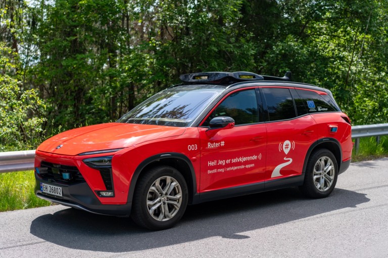 En selvkjørende bil i solen