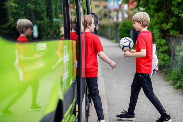 To barn som går ombord i en buss