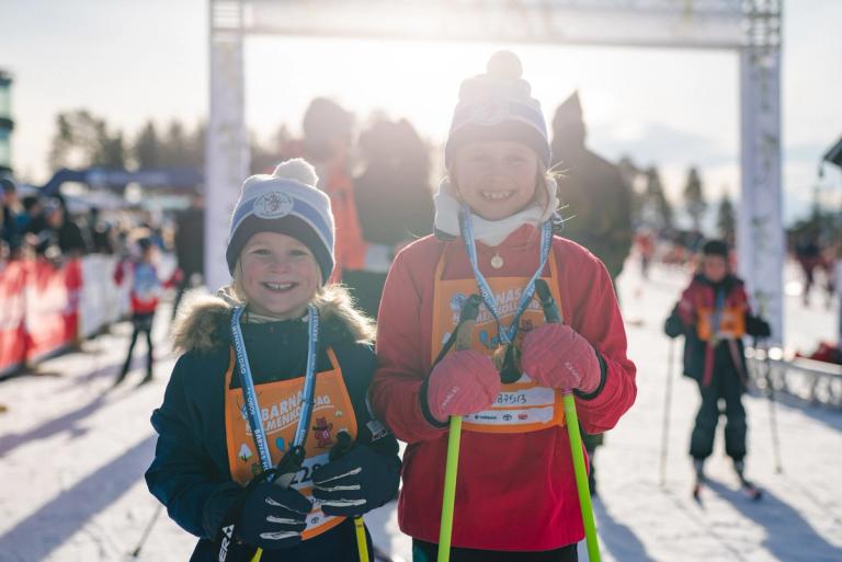 Bilde av to barn på et skirenn