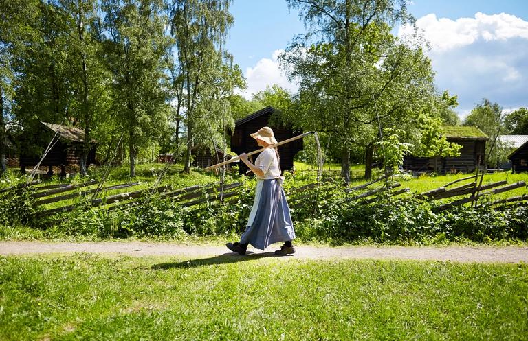 En dame på folkemuseet