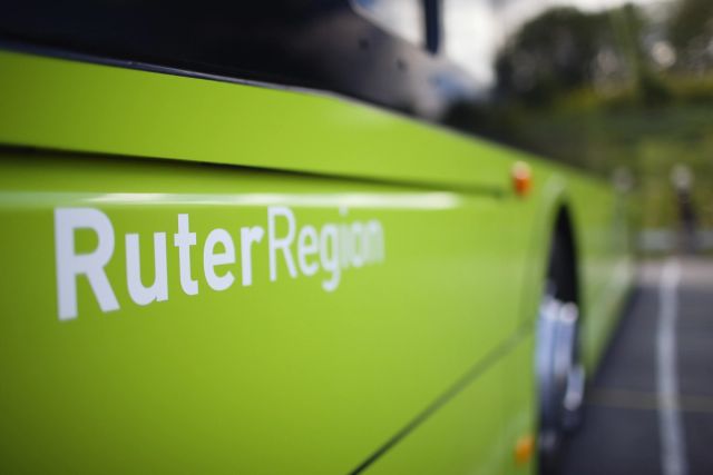 Bilde av siden av en grønn regionbuss med teksten RuterRegion