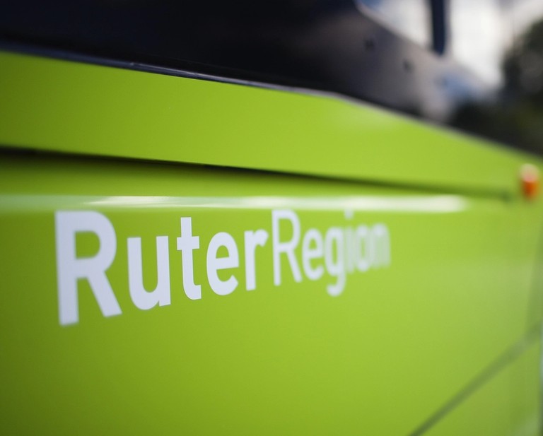 Picture of a green regional bus with the text RuterRegion