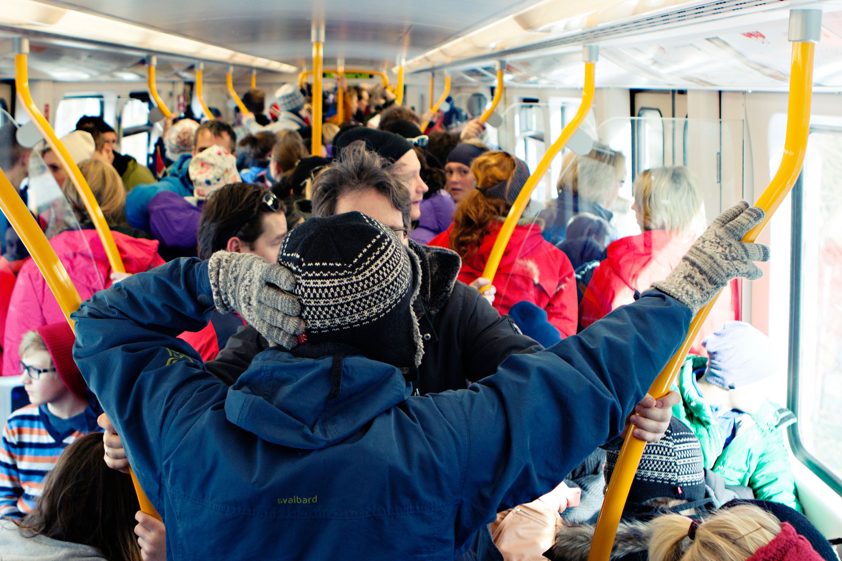 Full t-banevogn hvor folk står tett i tett