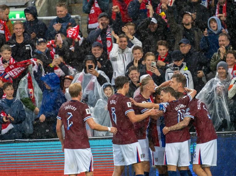 Bilde av norske landslagsspillere i fotball i aksjon