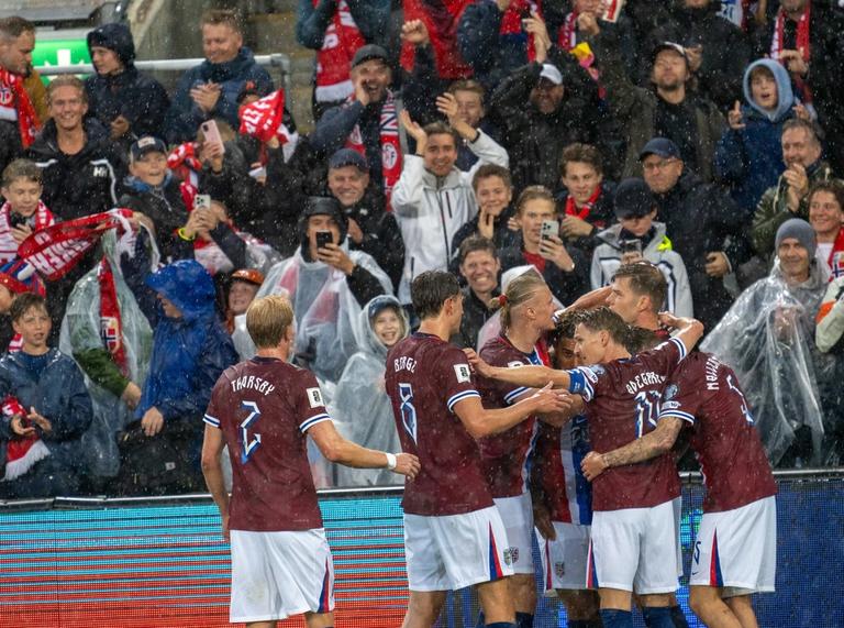 Bilde av norske landslagsspillere i fotball i aksjon