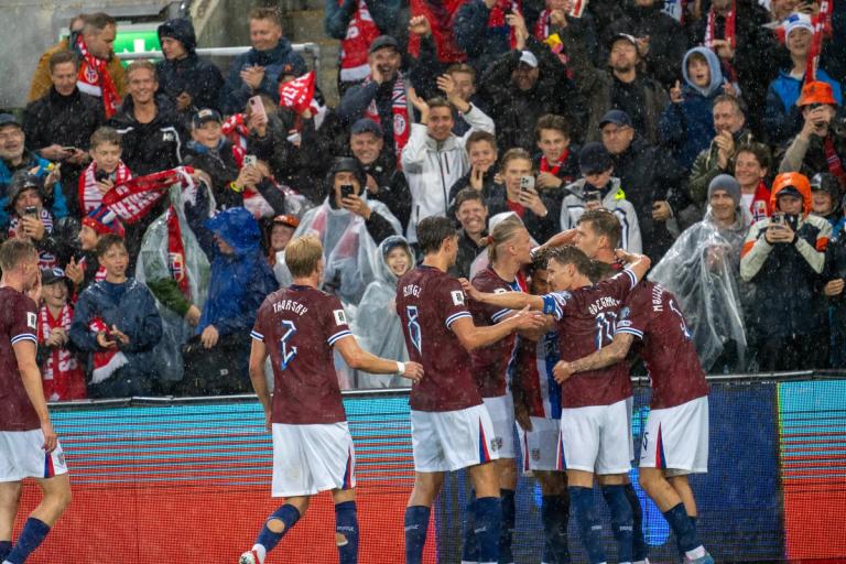 Bilde av norske landslagsspillere i fotball i aksjon