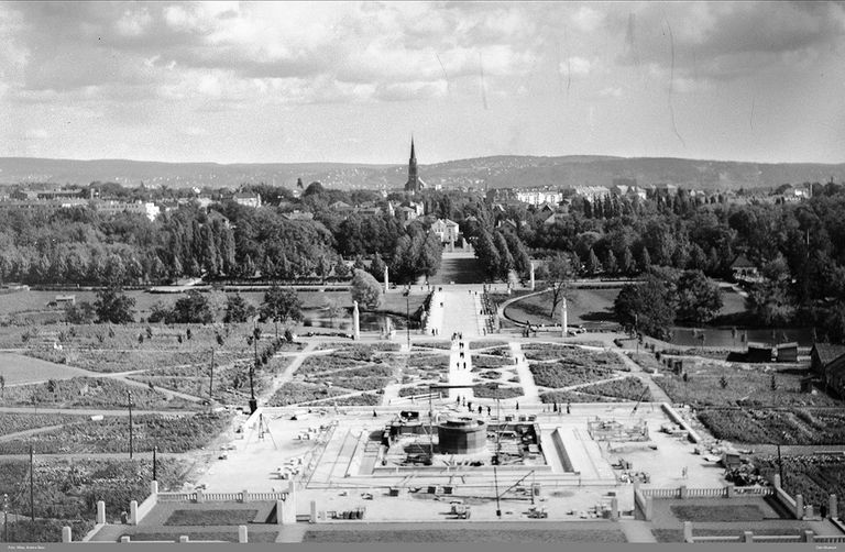A black and white picture from Vigelandsparken 